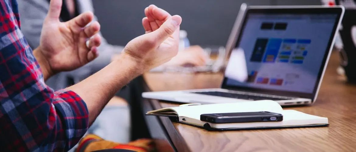 it consulting hand gestures in a conversation
